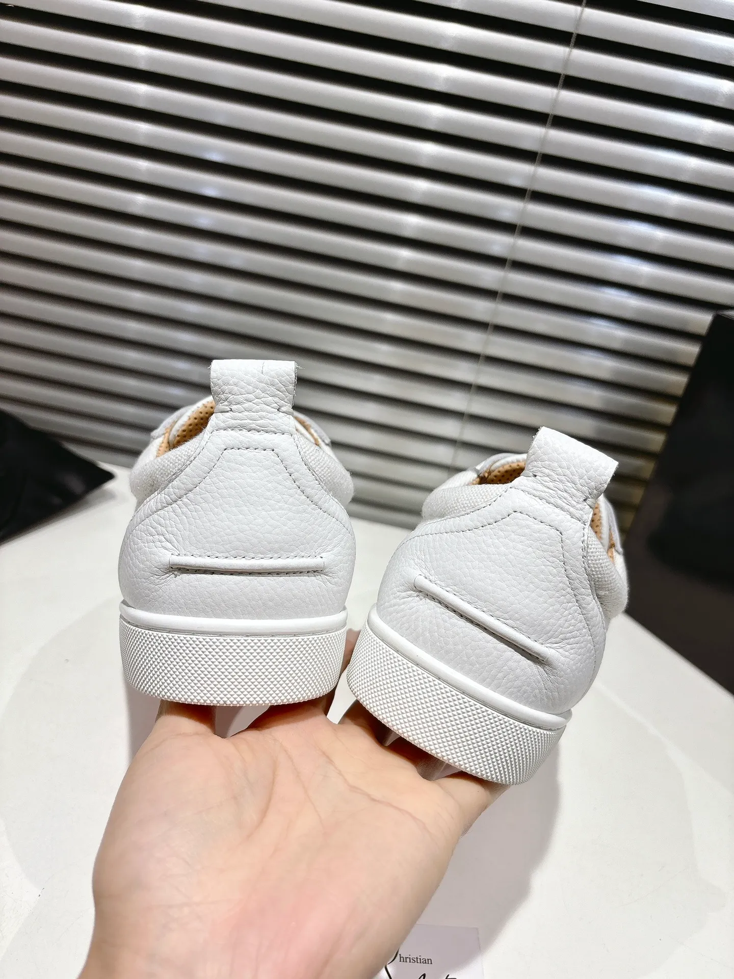 👟👟Ex-factory price 680👟👟 ╔Low top logo sports shoes╗ ·Top version customization·2025𝐬𝐬 𝑪𝒉𝒓𝒊𝒔𝒕𝒊𝒂𝒏 𝑳𝒐𝒖𝒃𝒐𝒖𝒕𝒊𝒏 Retero flat sneakers are smooth and crafted in white grained calfskin and canvas. It is decorated with a stylish side strap with the iconic Maison Christian Louboutin logo, contrasting with Cuoio brown leather for an effortlessly stylish look. This modern sneaker combines a retro '70s look with modern sophistication, featuring a flexible construction. ▪️No matter the last type, fabric, rhinestones, nails, lining, outsole, it is as close as possible to ZP... ▪️The original sole is specially provided by the original factory ▪️The lining is imported water-dyed cowhide ▪️Private customization time is about 3-7 days —————— Size: Women's 35M-41M Men's 38M-47M